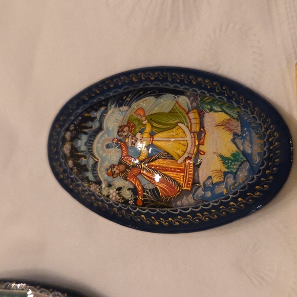 RUSSIAN Hand-Painted Floral and Scenic Brooch Set - Picture 5 of 6